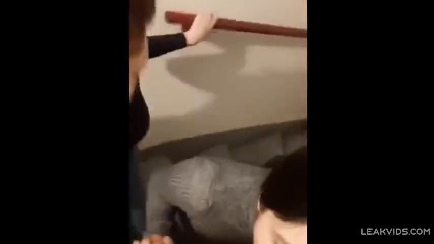 Счастливчик получает глубокий минет от трёх стройных кошечек в общаге