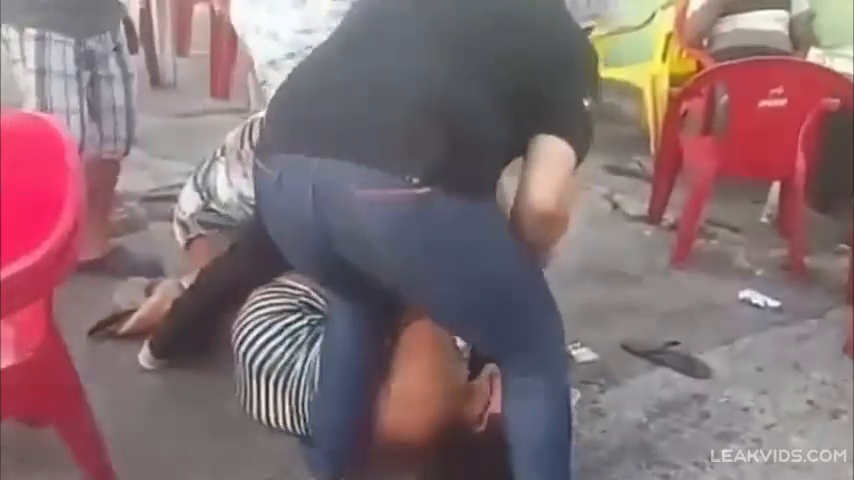 Две шлюхи устроили похабную драку на улице из-за толстосума