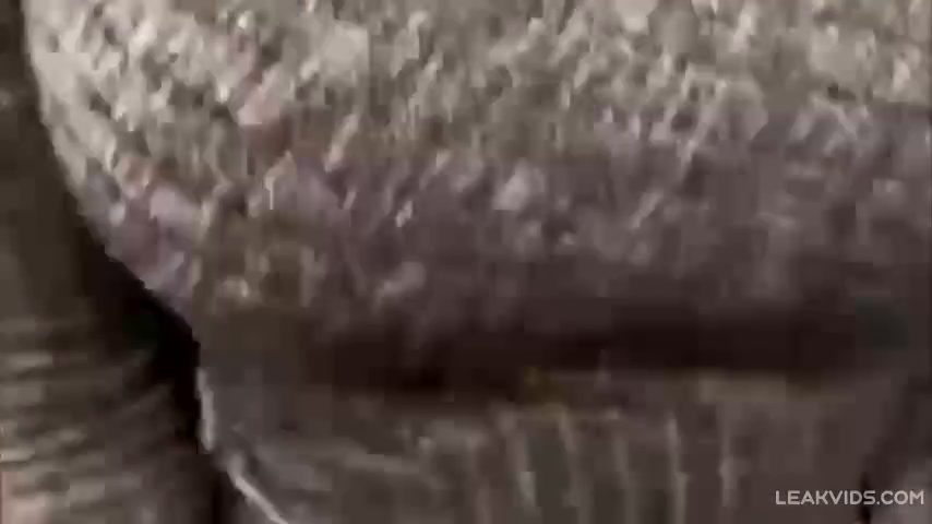 Миленькая сестрёнка трахает братишку в туалете торгового центра